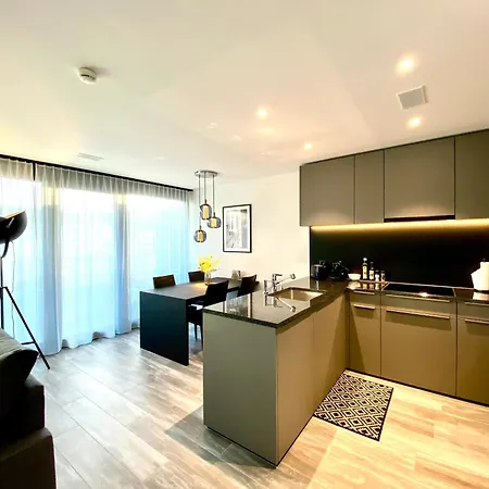 Glad Spot: - - Design - Netflix Цюрих