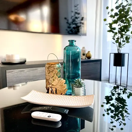 Glad Spot: - - Design - Netflix Zurigo